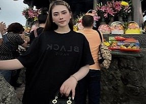 Офисная сестра наполнена колыбелью